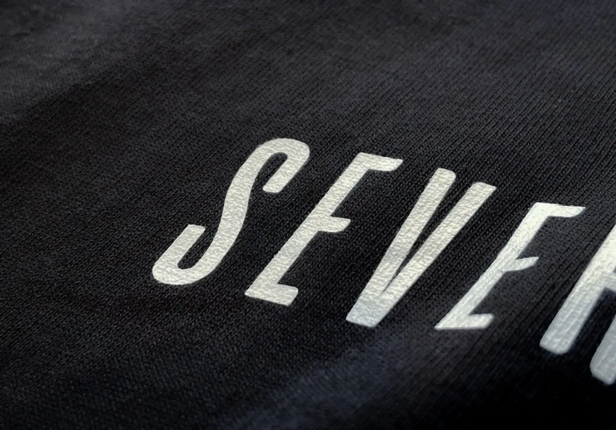 Detalle de la tipografía del estampado