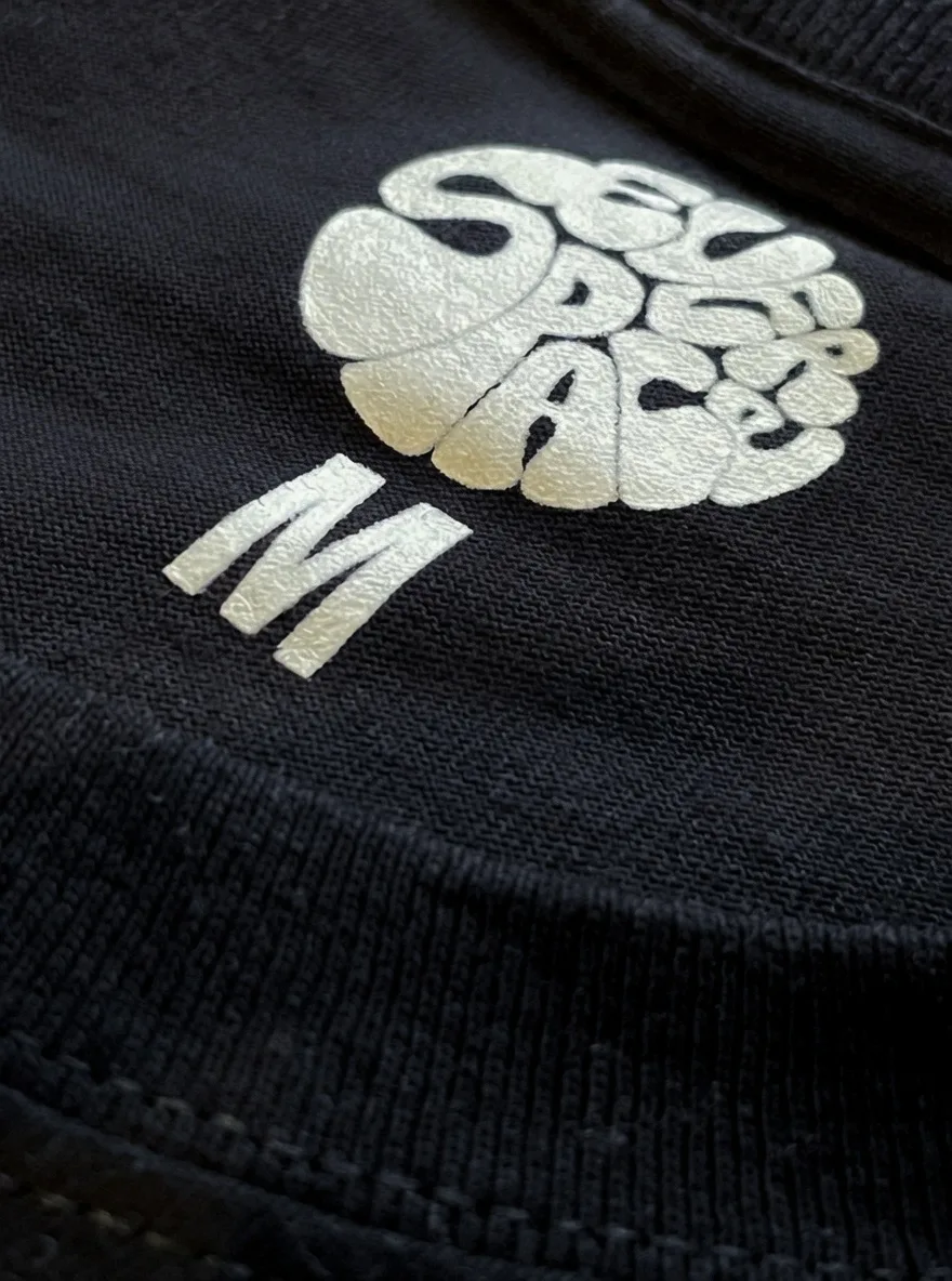 Detalle del estampado en el cuello de la remera
